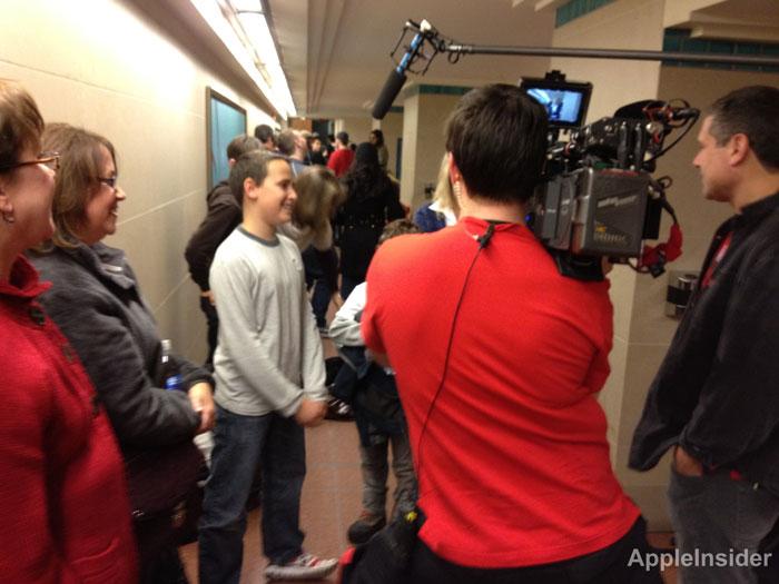Customers line up for grand opening of Apple's Grand Central store [u]