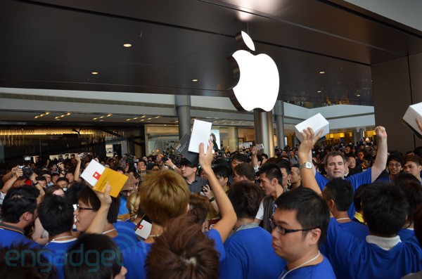 Hasil gambar untuk apple store crowd